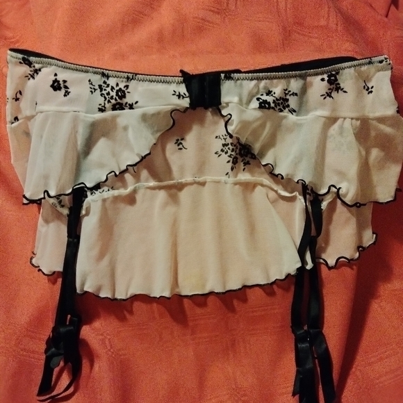 Intimate Set - Picture 3 of 5